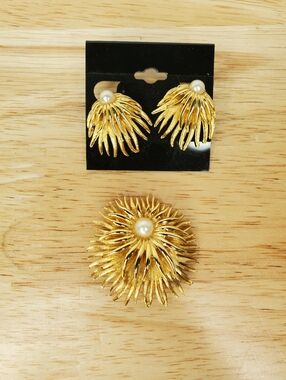 Vintage Gold Tone Sunburst Faux Pearl Clip On Earrings & Brooch Pin Set MCM